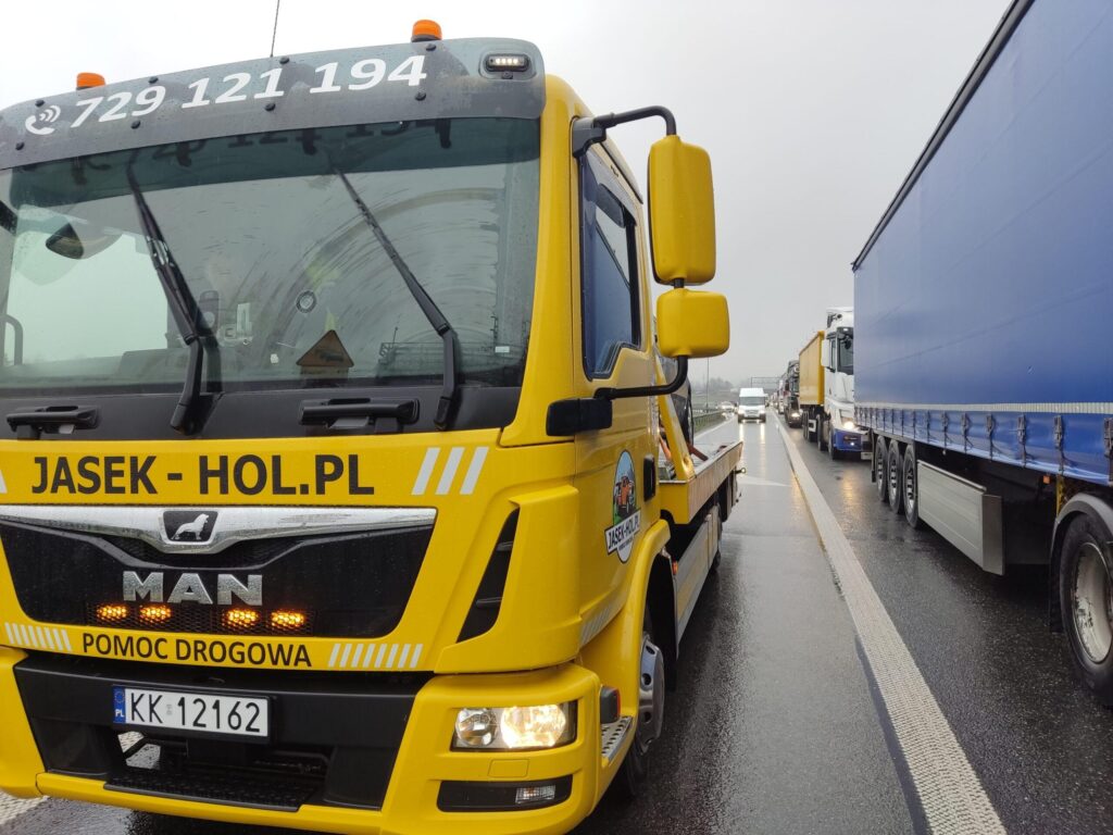 Holownik zabierający uszkodozne auto na autostradzie A4 (Kraków, węzeł zakopiański)